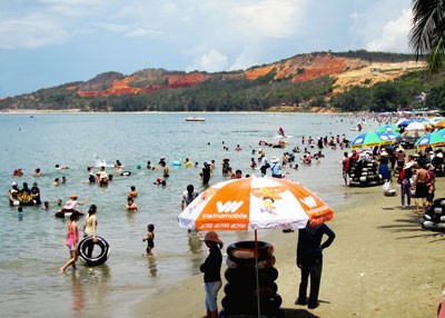 Hon Rom-Mui Ne area is crowded with tourists on the Reunification Day, April 30 (Photo: SGGP) Hon Rom-Mui Ne area is crowded with tourists on the Reunification Day, April 30 (Photo: SGGP)